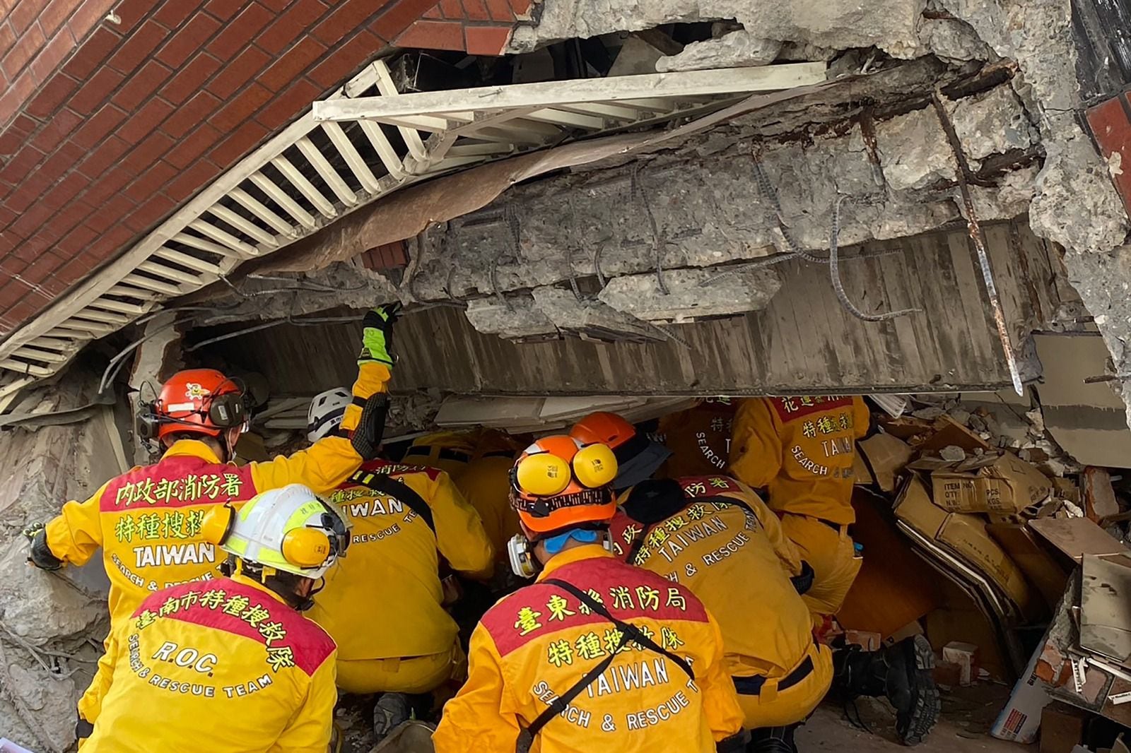 Edificios inclinados apunto de derrumbarse tras terremoto de magnitud 7.4 en Taiwán y equipos de rescate trabajan a toda velocidad