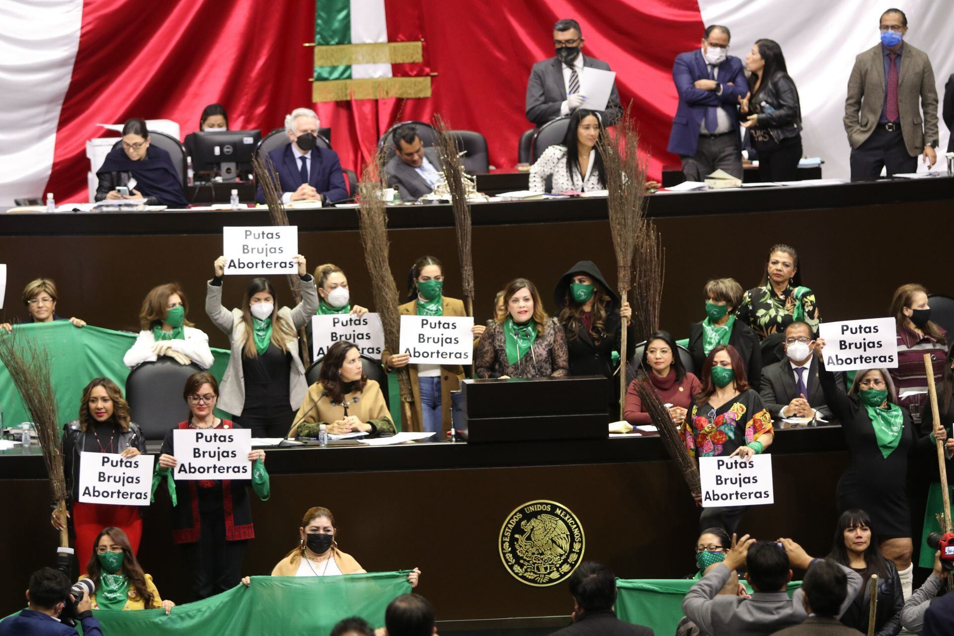 Diputadas de Morena hacen frente a insultos de panistas