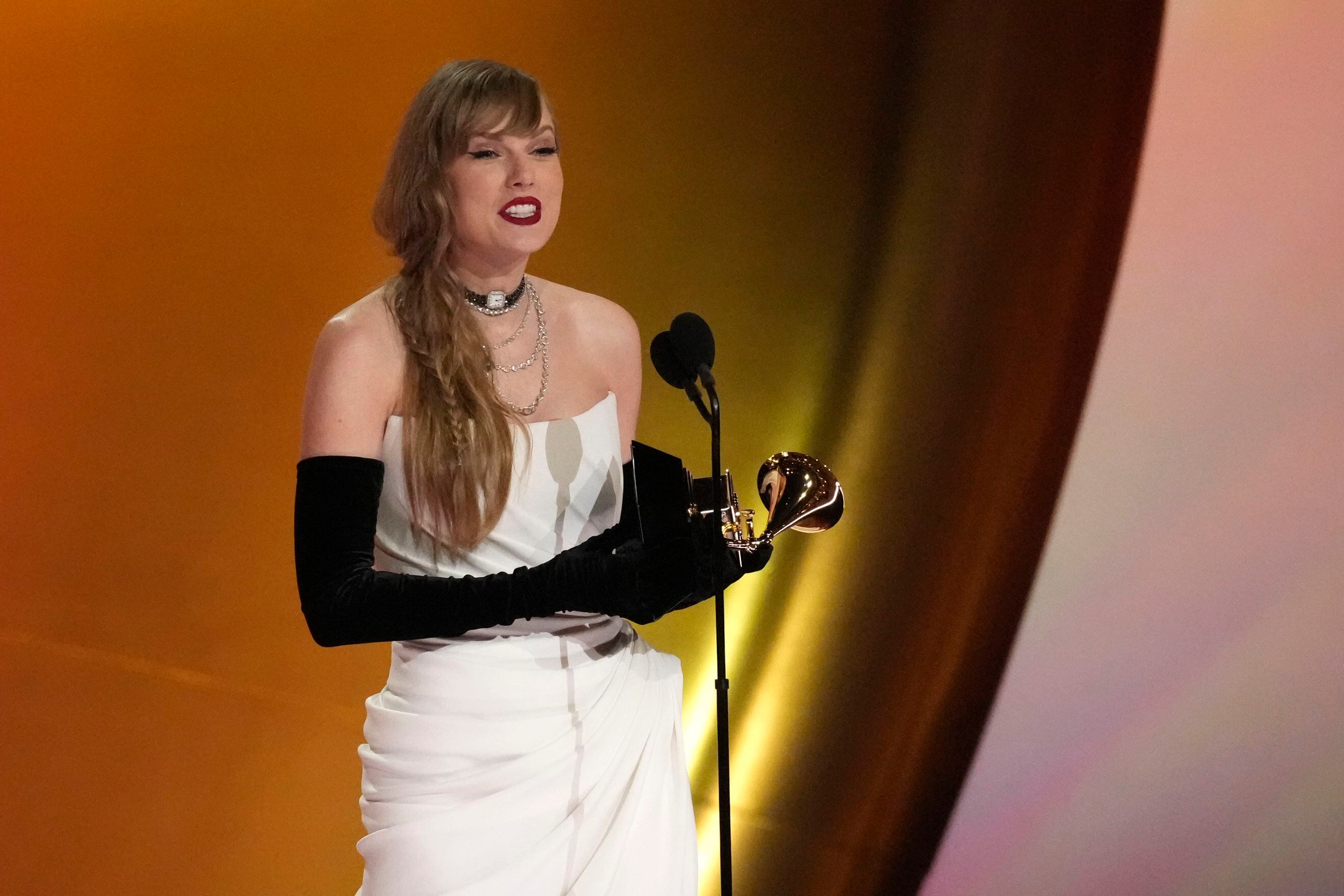 Taylor Swift anunció en los Grammy 2024 su nuevo disco llamado The Tortured Poets Department