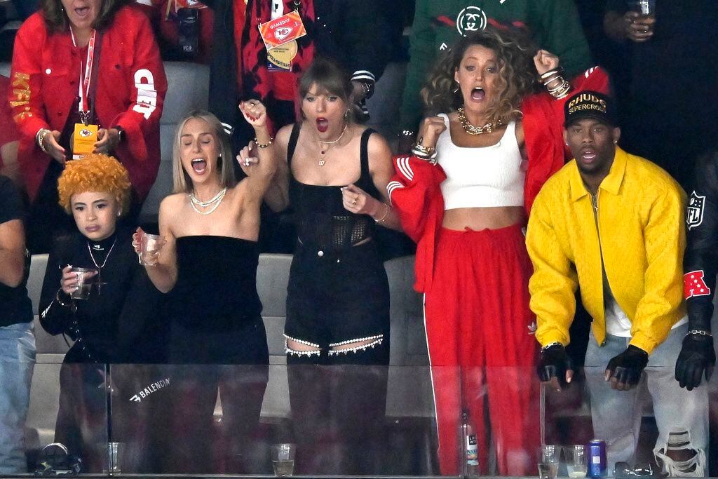 Taylor Swift y sus amigos en el Super Bowl 2024