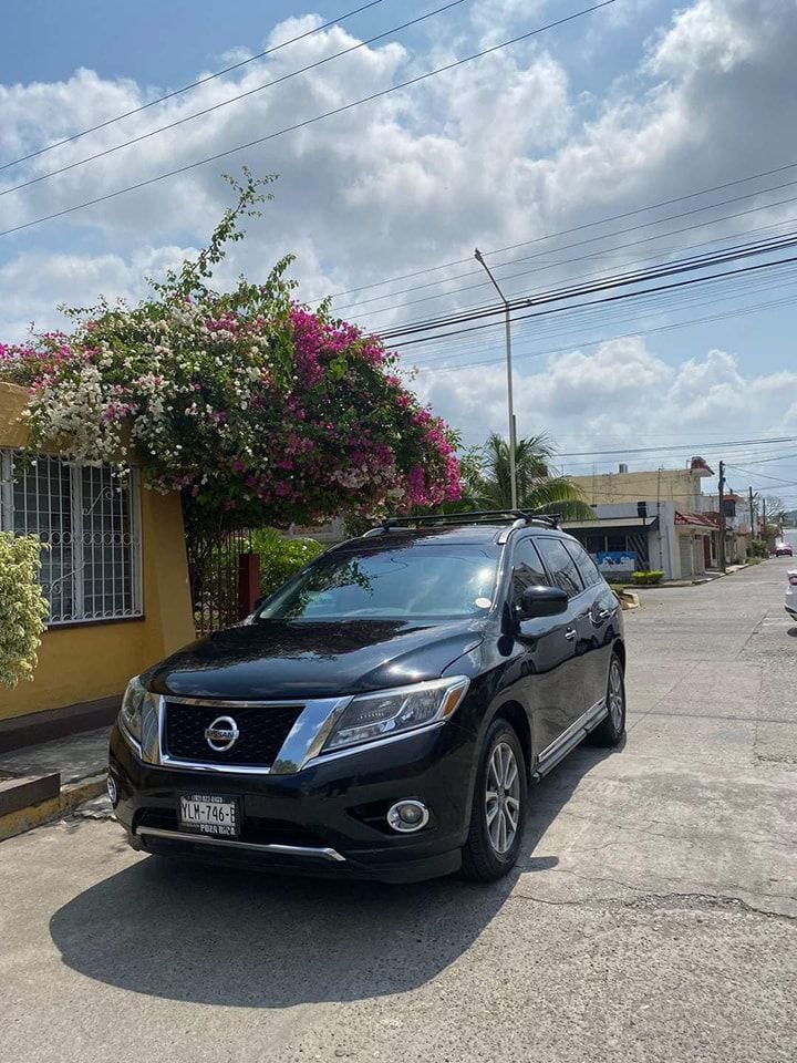 Camioneta Pathfinder de color negro del matrimonio desaparecido en Poza Rica, Veracruz