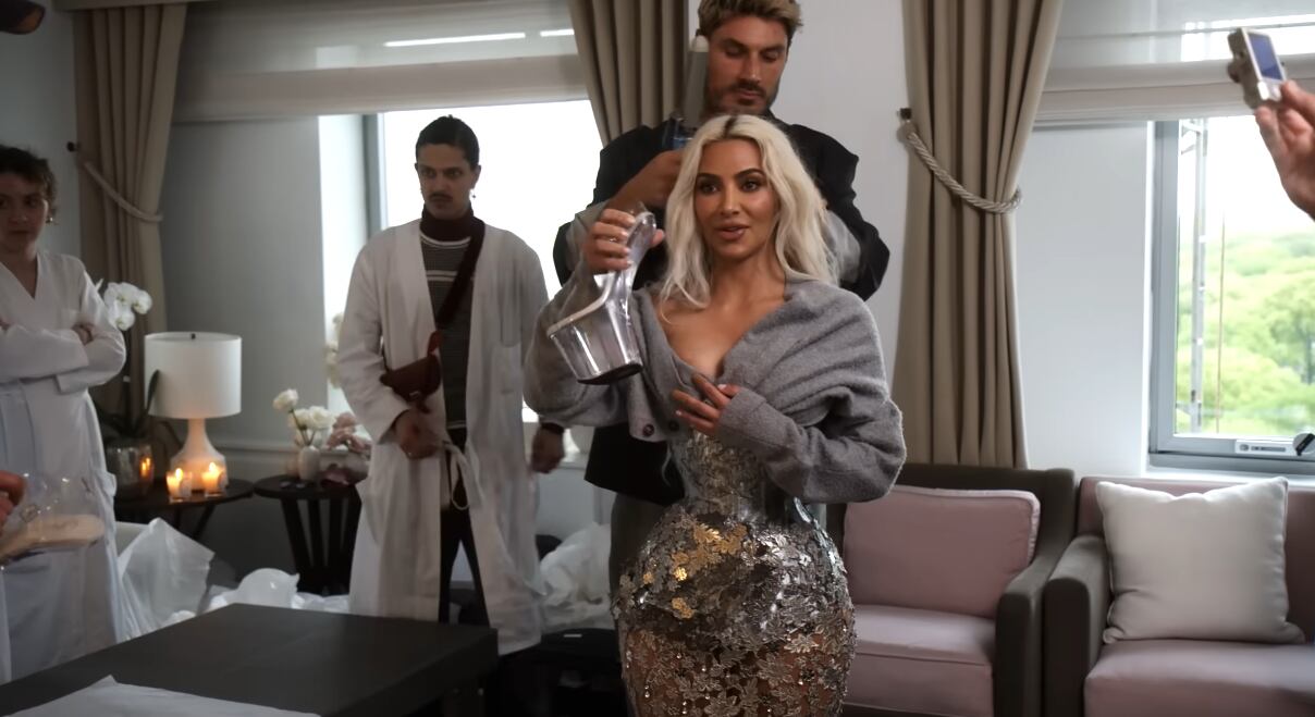 Kim Kardashian muestra los zapatos sin tacón que usó en la MET Gala 2024.