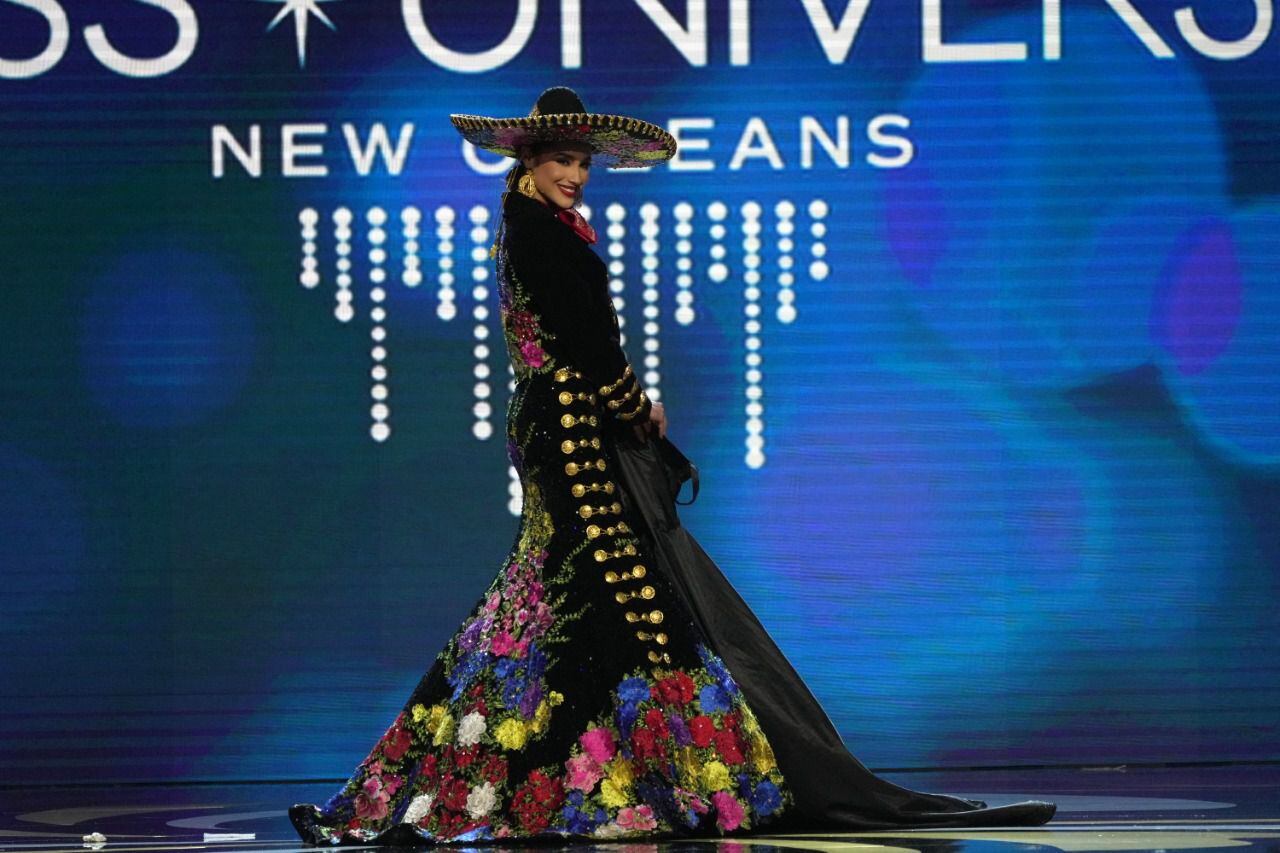Irma Miranda usa un traje típico de mariachi en una de las galas rumbo a Miss Universo 2023