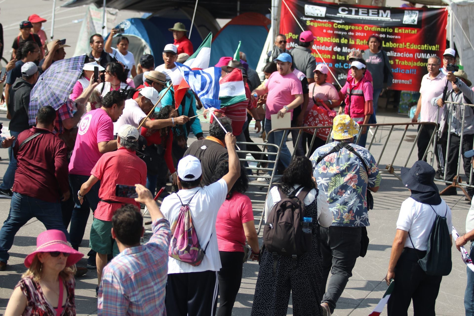 Enfrentamiento de la CNTE contra la Marea Rosa