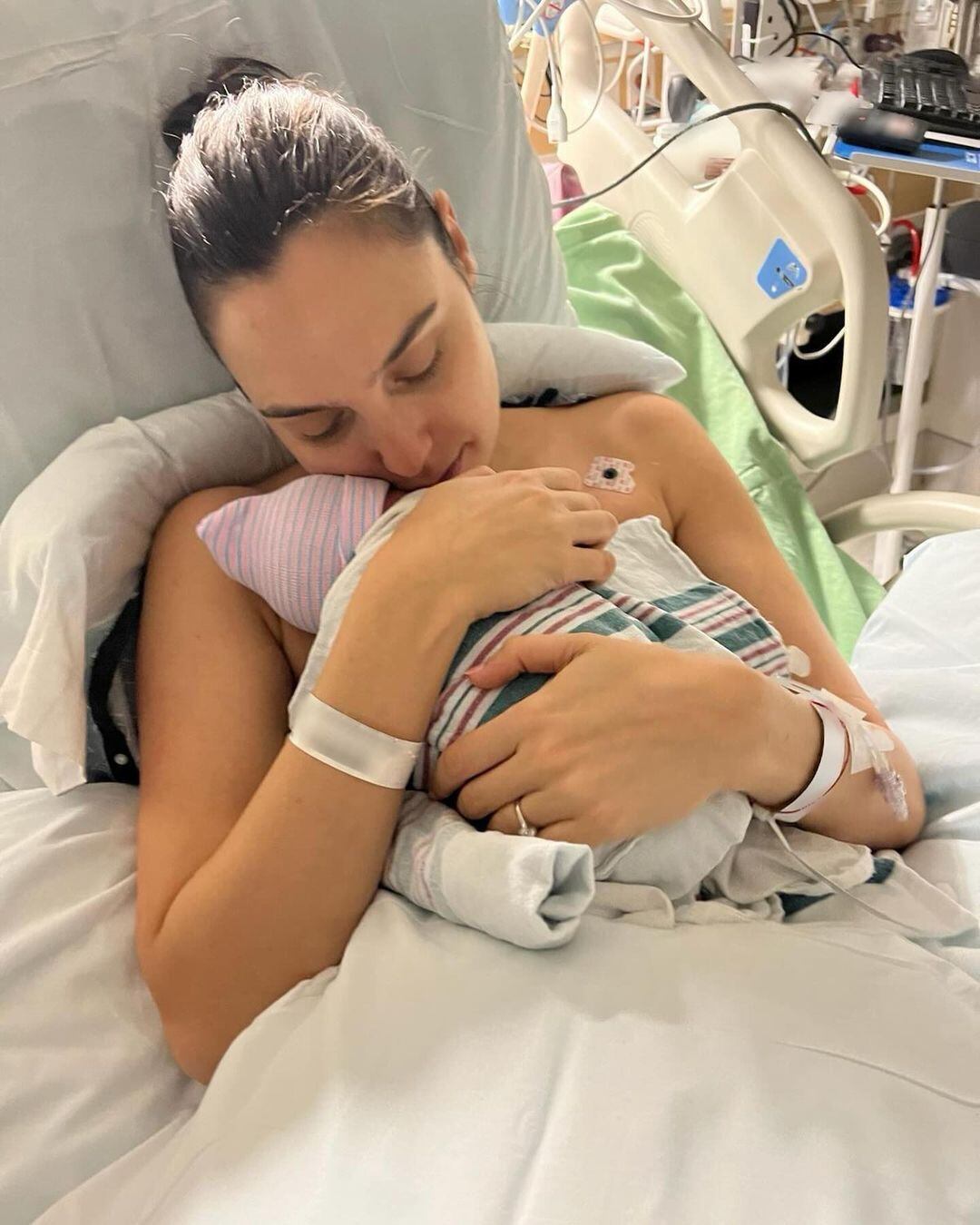 Gal Gadot presenta a su hija recién nacida