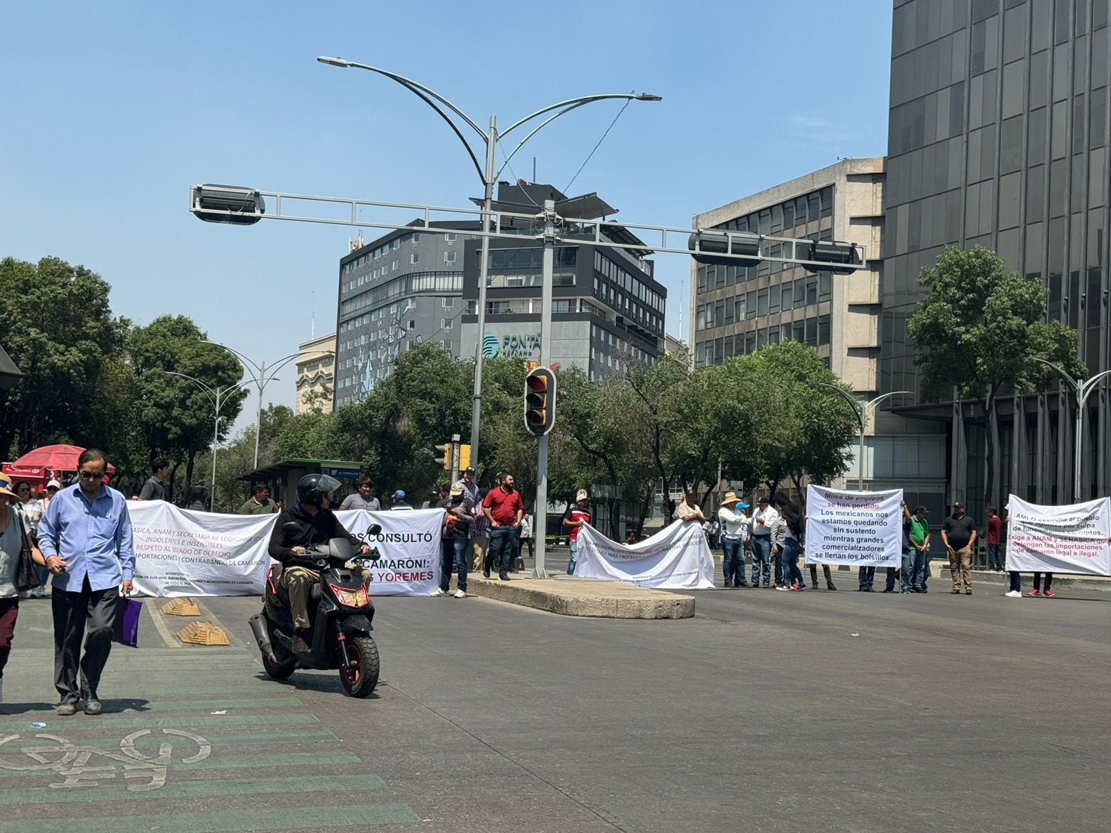 Pescadores bloquean la avenida Paseo de la Reforma