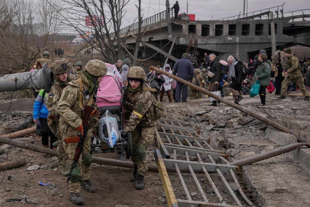 Soldados recatando heridos tras el bombardeo de las fuerzas armadas rusas a Ucrania.