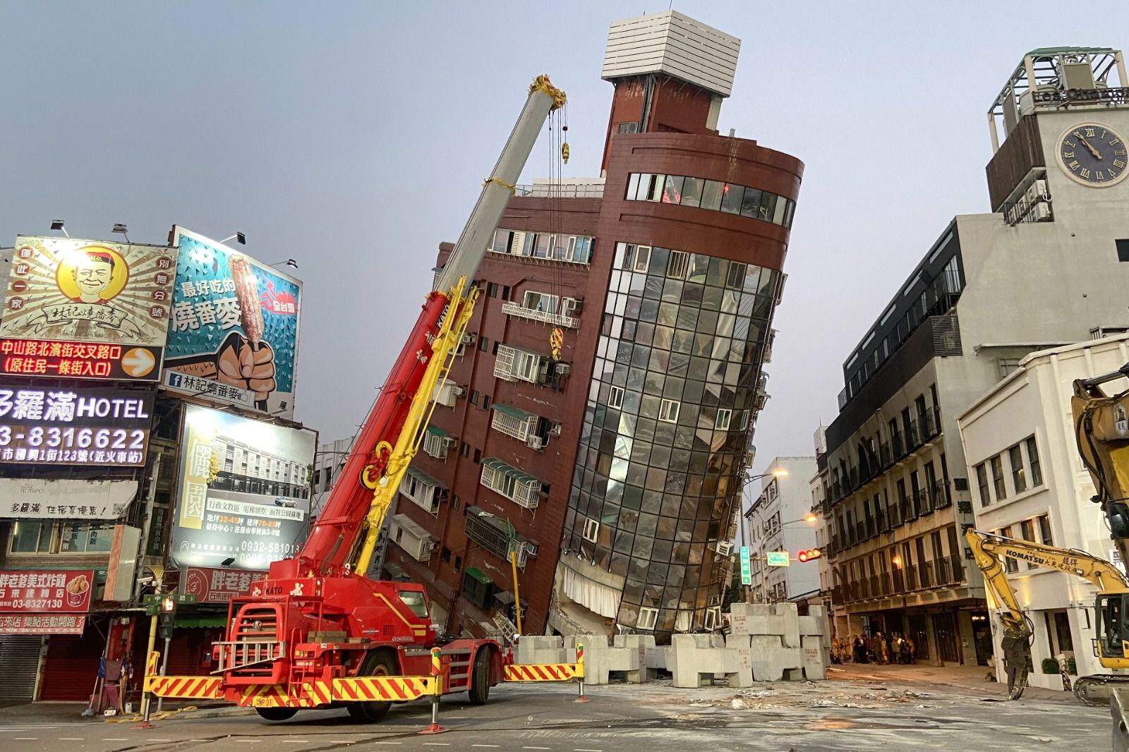 Edificios inclinados apunto de derrumbarse tras terremoto de magnitud 7.4 en Taiwán y equipos de rescate trabajan a toda velocidad