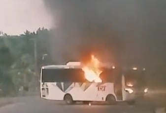 Quemaron autobús de pasajeros en carretera Cárdenas-Comalcalco; hay un muerto