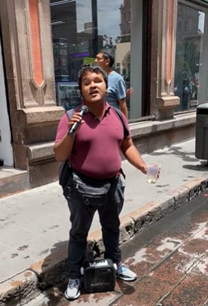 Hombre ciego canta como Luis Miguel en calles de San Luis Potosí