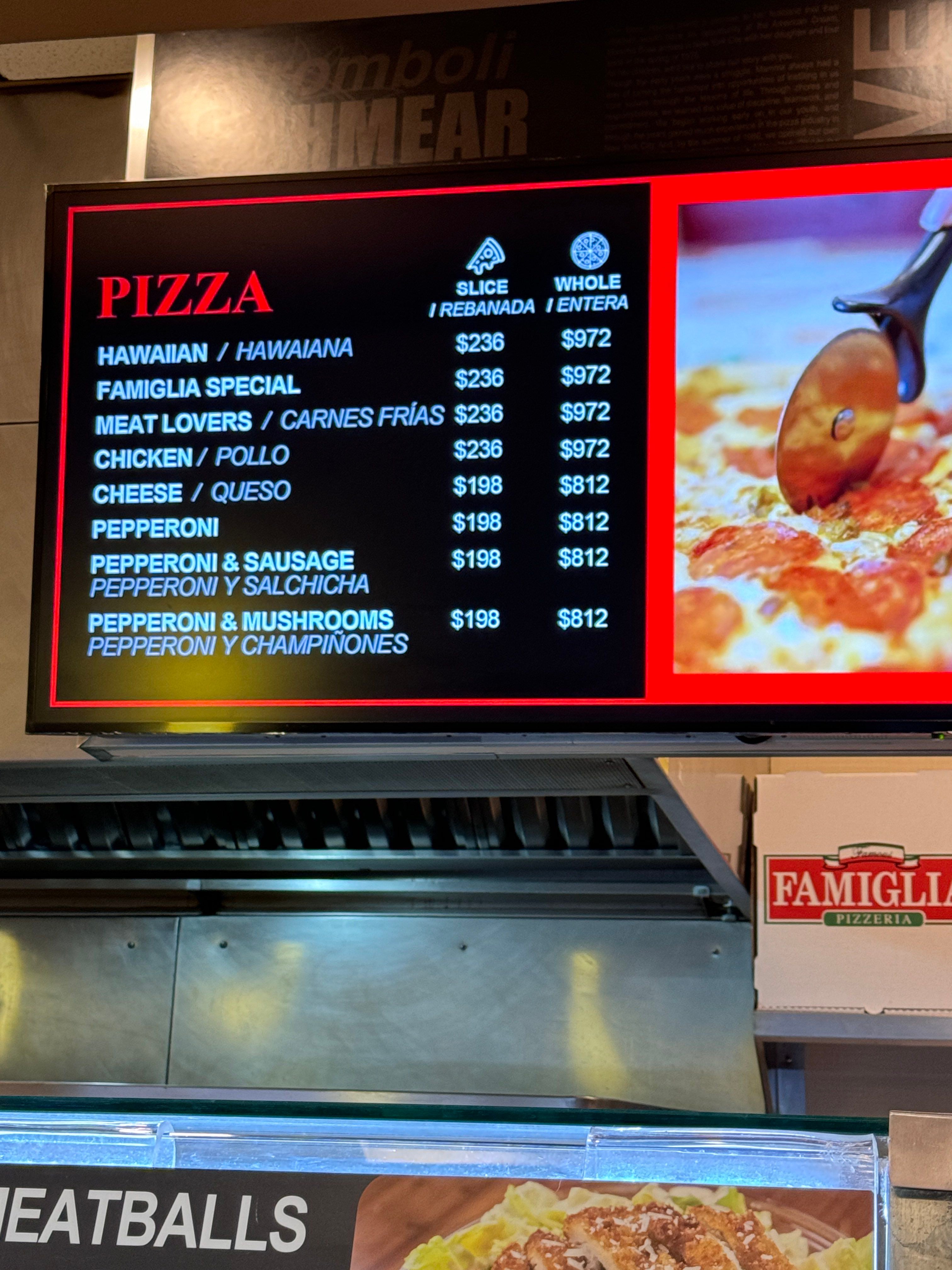 Costos del menú de pizzería Famous Famiglia del Aeropuerto Internacional de Cancún