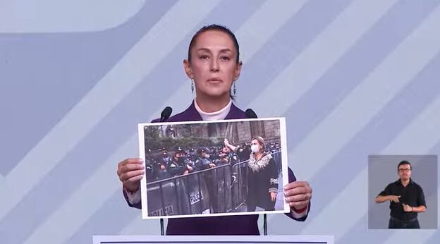 Claudia Sheinbaum expone foto de Xóchitl Gálvez gaseando policías