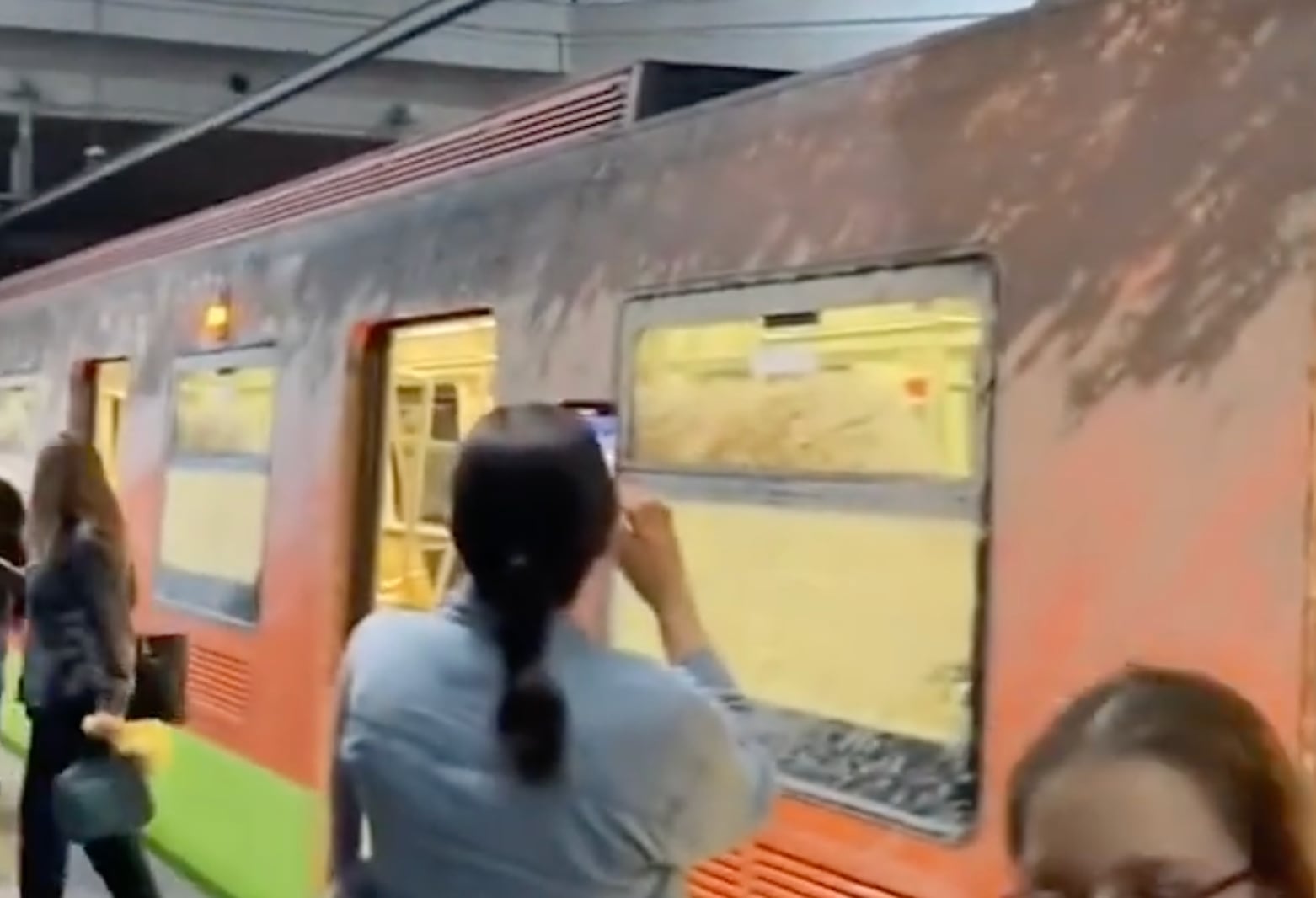 Línea 12 del Metro CDMX: Por perforaciones en túnel, un tren salió llenó de lodo