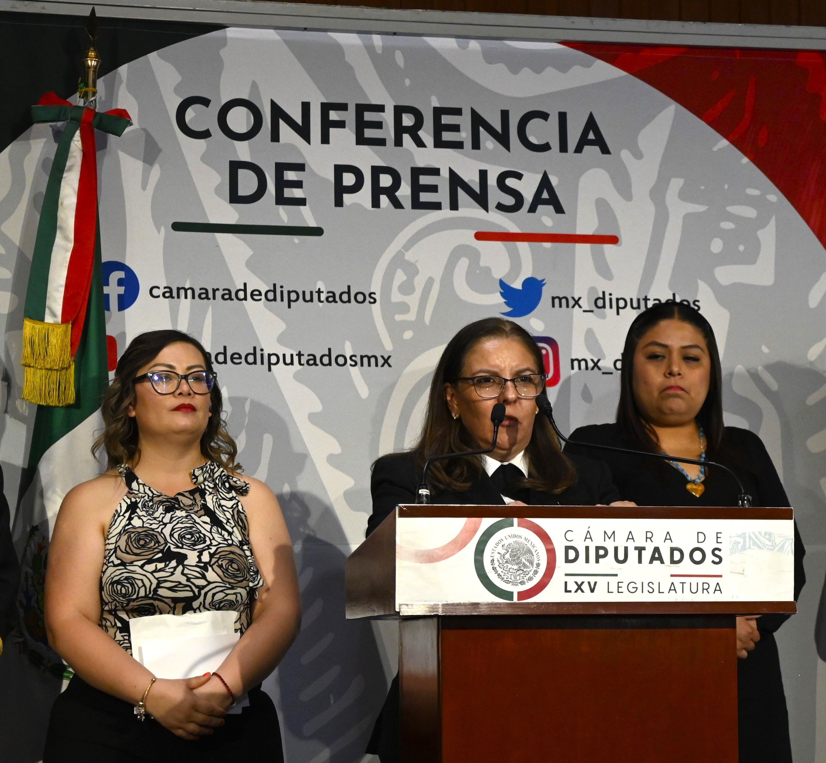 Conferencia de prensa de la diputada Julieta Vences Valencia y la piloto Martha Vera Araujo en la Cámara de Diputados