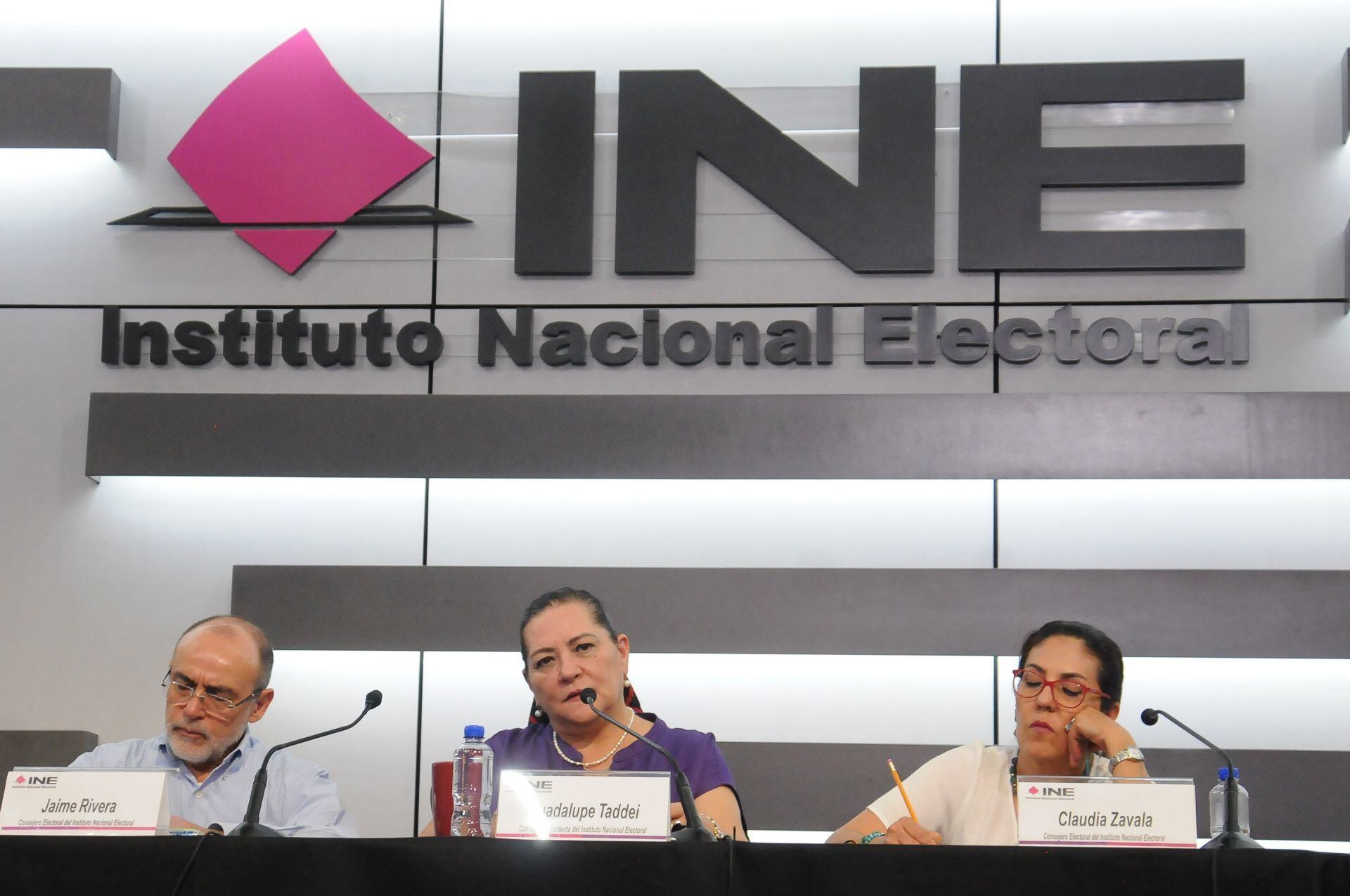 Morena pide al INE cambiar sus colores