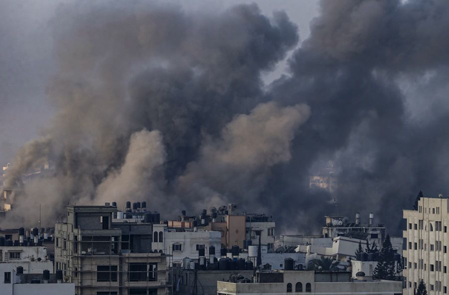 El humo se eleva tras un ataque aéreo israelí en el norte de la Franja de Gaza