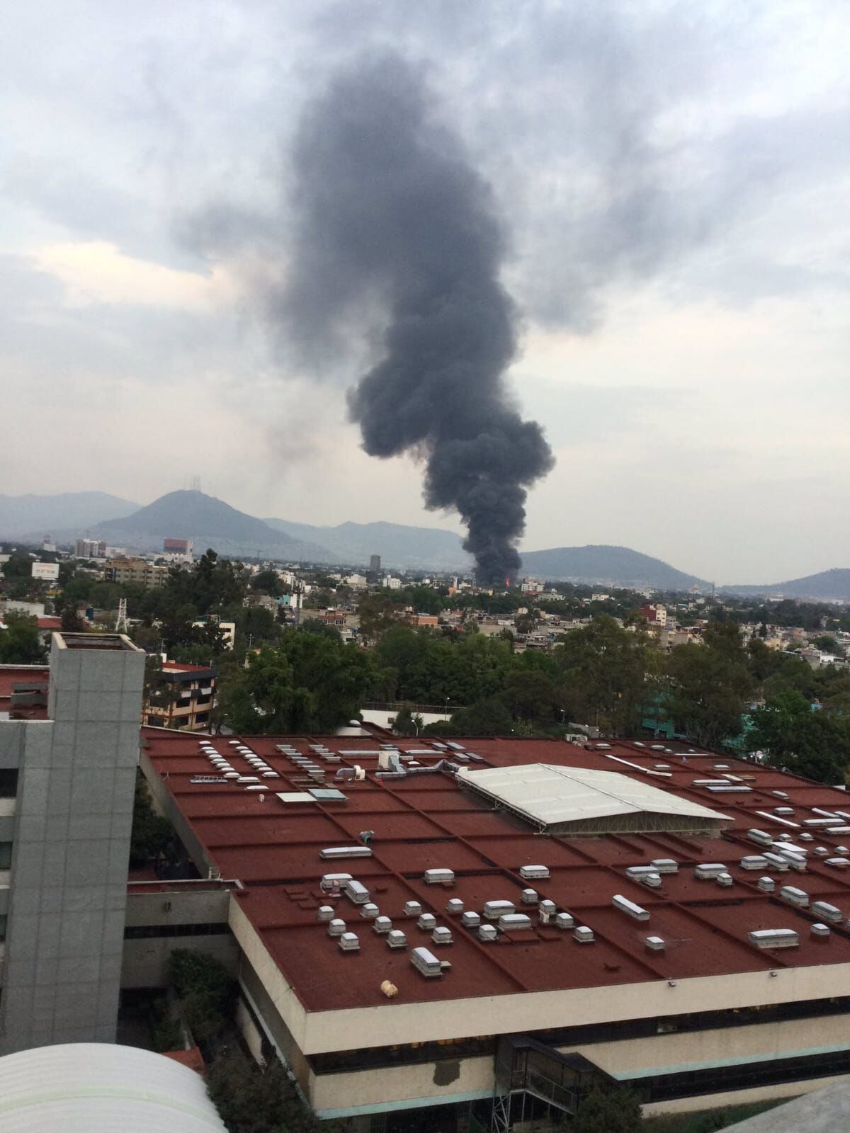 Incendio en fábrica de Azcapotzalco provoca desalojo de 100 personas