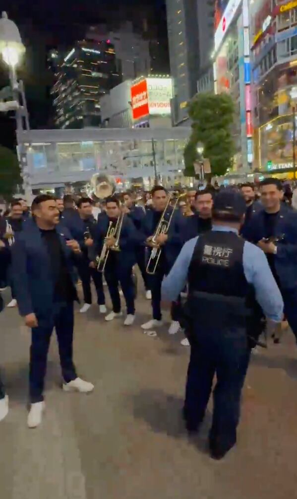 Banda El Recodo en su concierto en las calles de Japón.