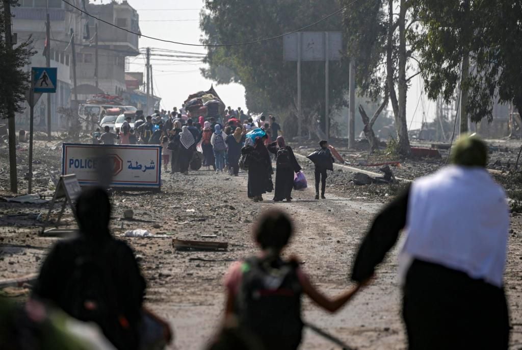 Civiles palestinos evacuan a pie el norte de la Franja de Gaza
