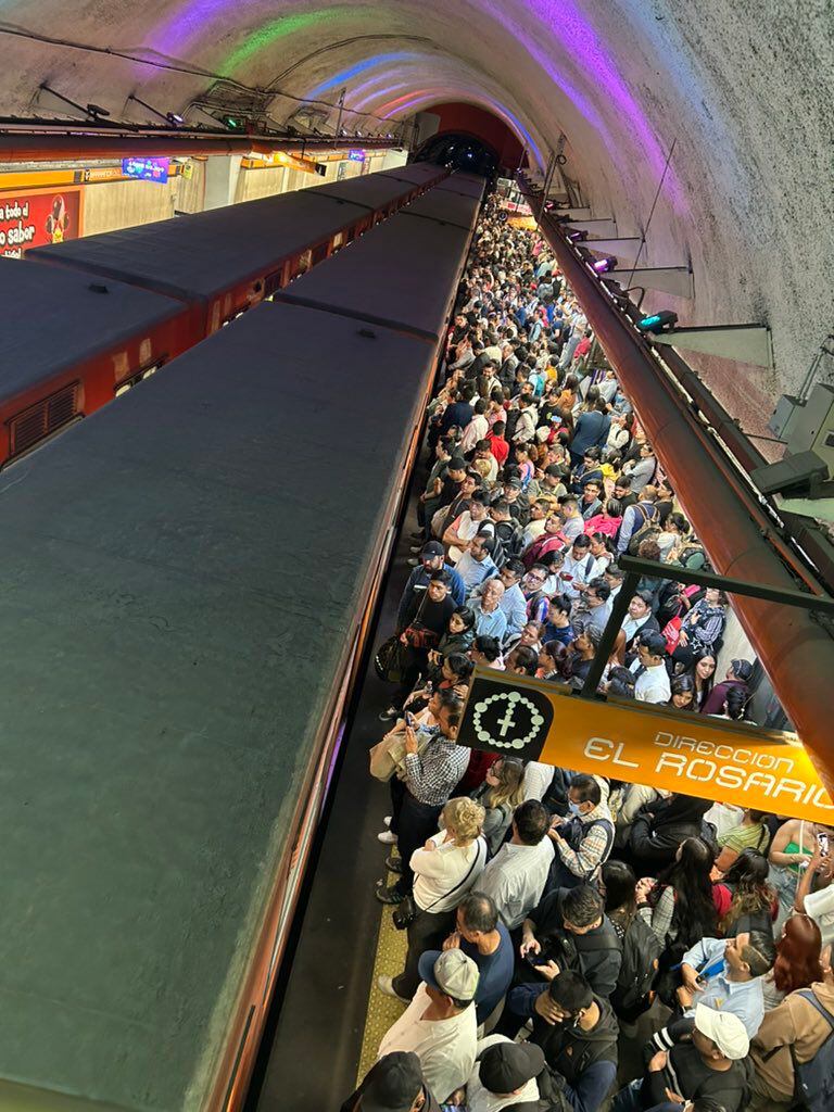 Línea 7 del Metro reporta retrasos