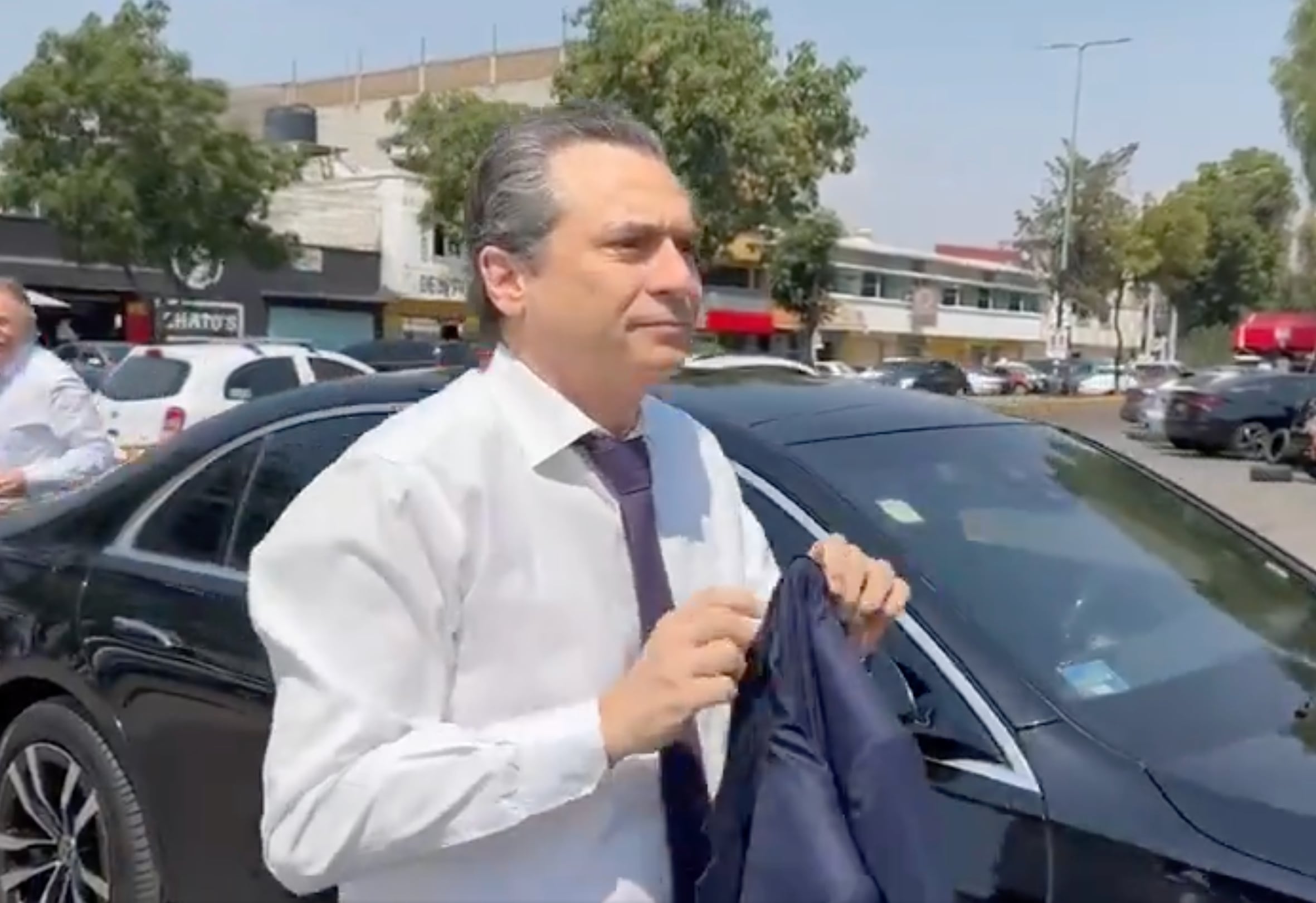 Emilio Lozoya reaparece en un Mercedes Benz para audiencia de caso Agronitrogenados