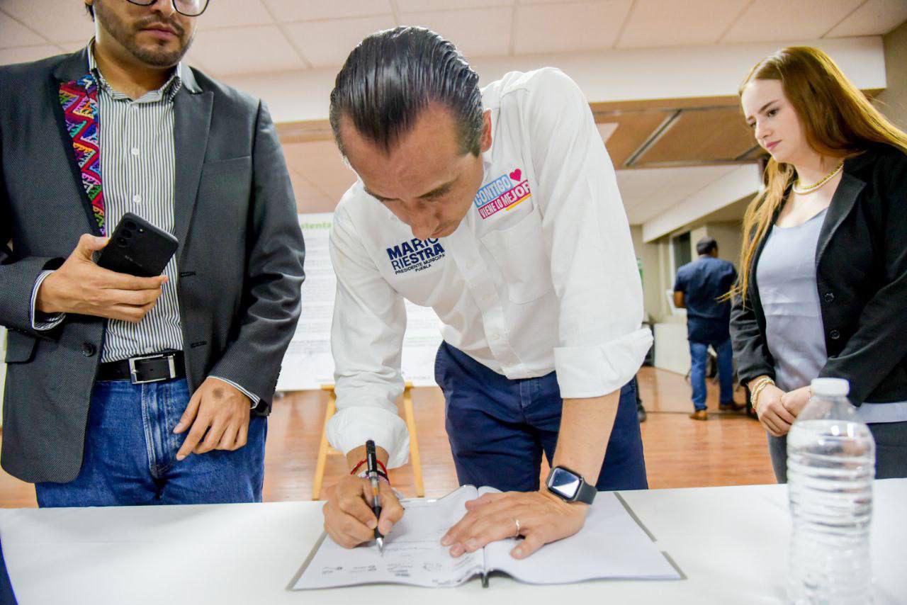Mario Riestra firma compromiso por sustentabilidad de Puebla
