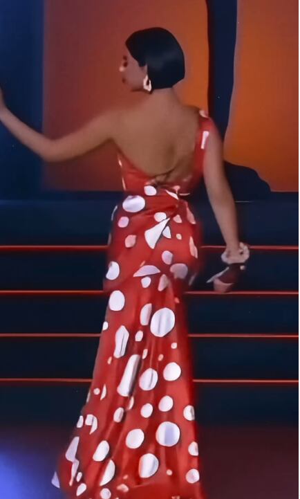 Ángela Aguilar usando un vestido rojo