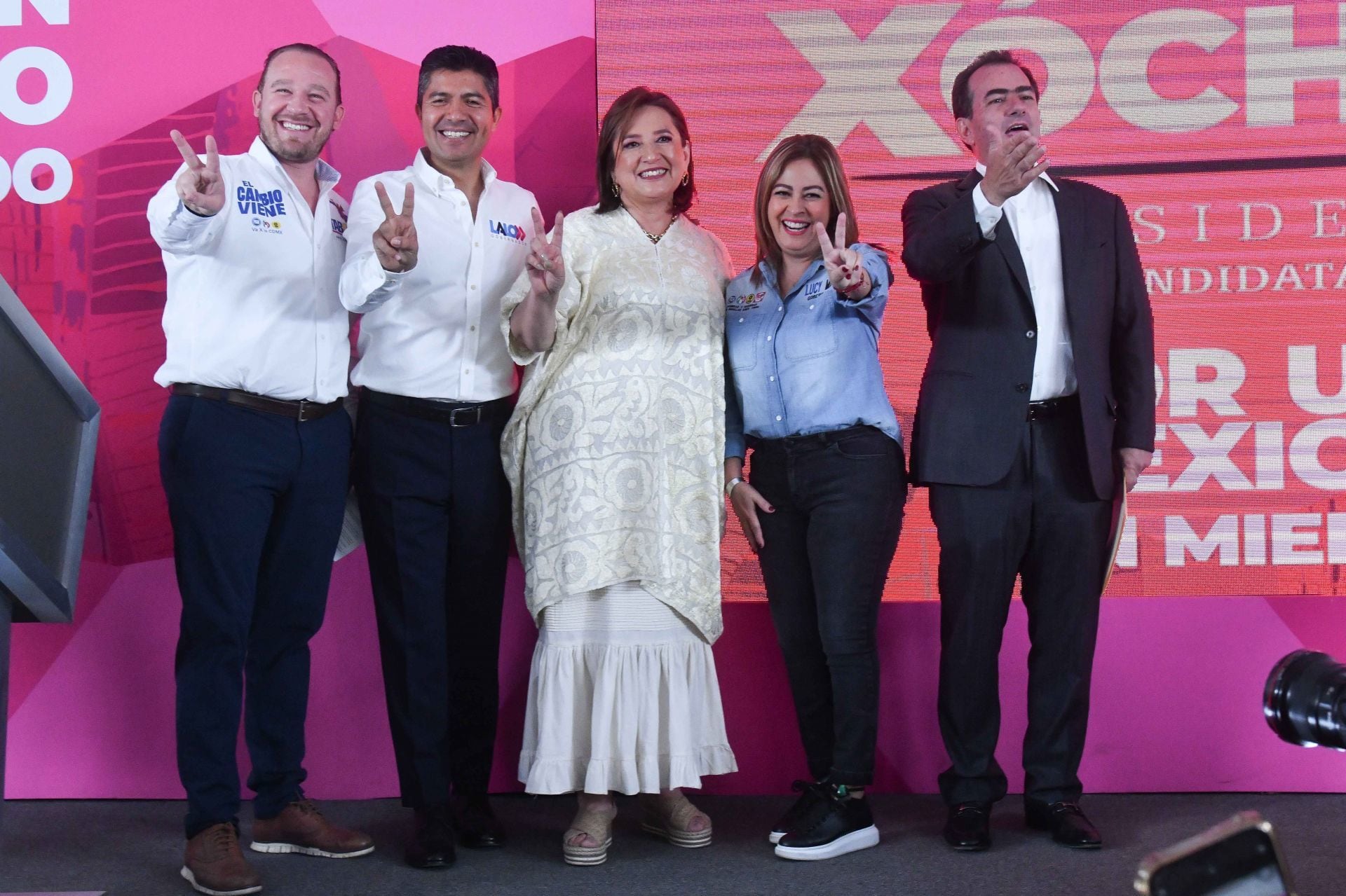 Xóchitl Gálvez acompañada de Eduardo Rivera, Lucy Meza, José Yunes y Santiago Taboada