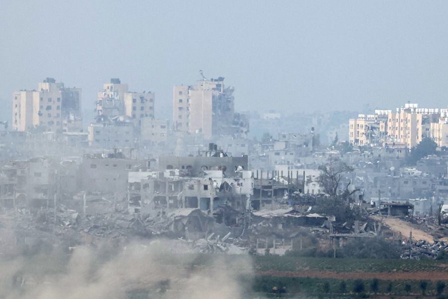 Columnas de humo sobre la ciudad de Gaza tras un ataque israelí, vistas desde la ciudad israelí de Sderot
