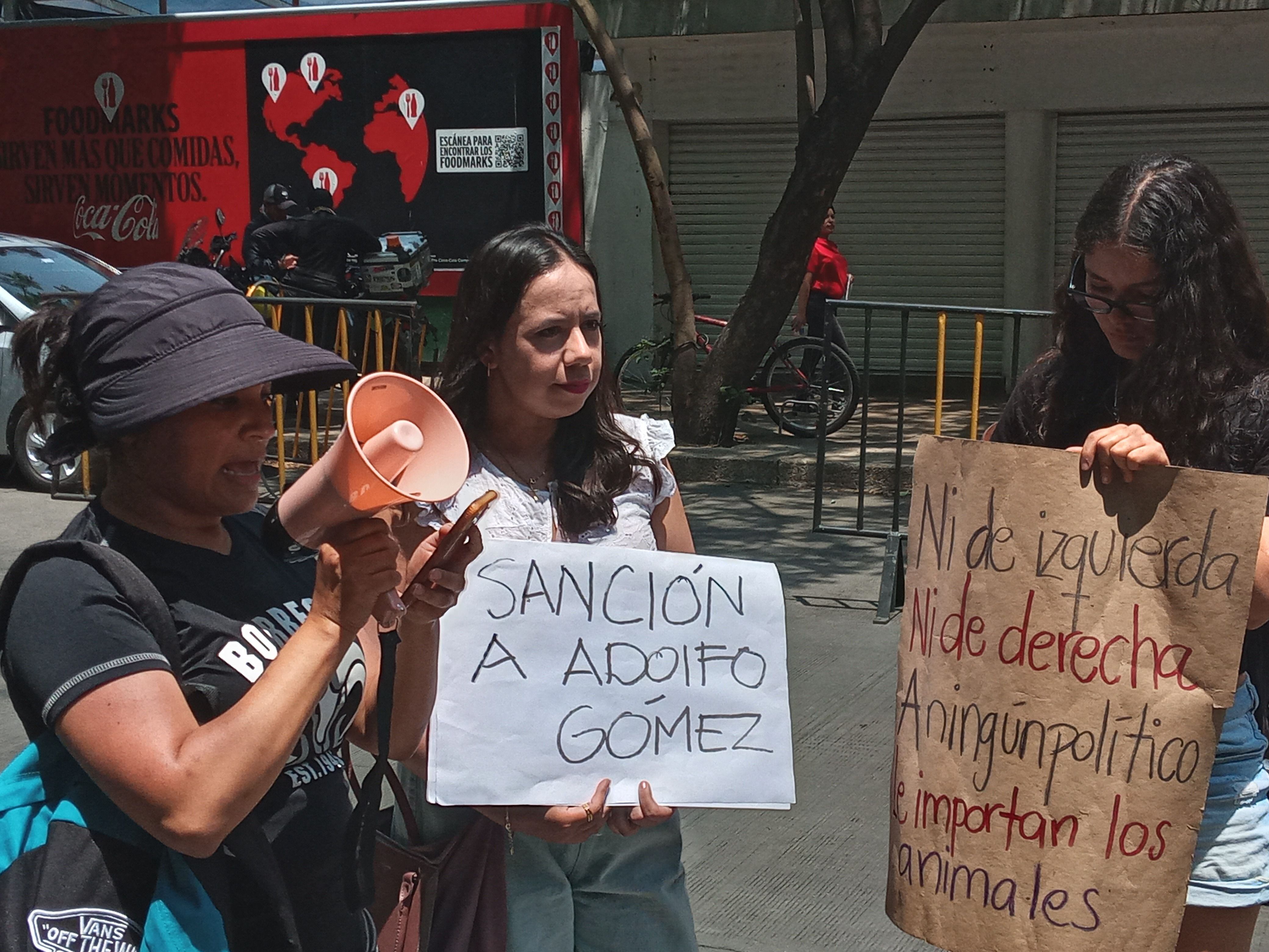 Animalistas exigen destitución de Adolfo Gómez