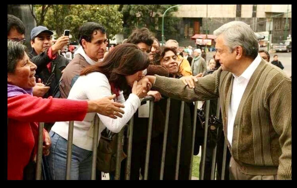Andrés Manuel López Obrador siendo besado en la mano