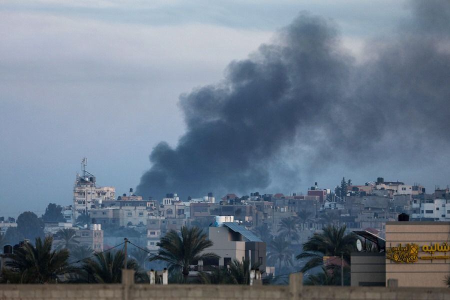 Columnas de humo durante las operaciones militares israelíes en el este de los campos de refugiados de Al Maghazi, Al Bureij y Al Nuseirat en la Franja de Gaza.