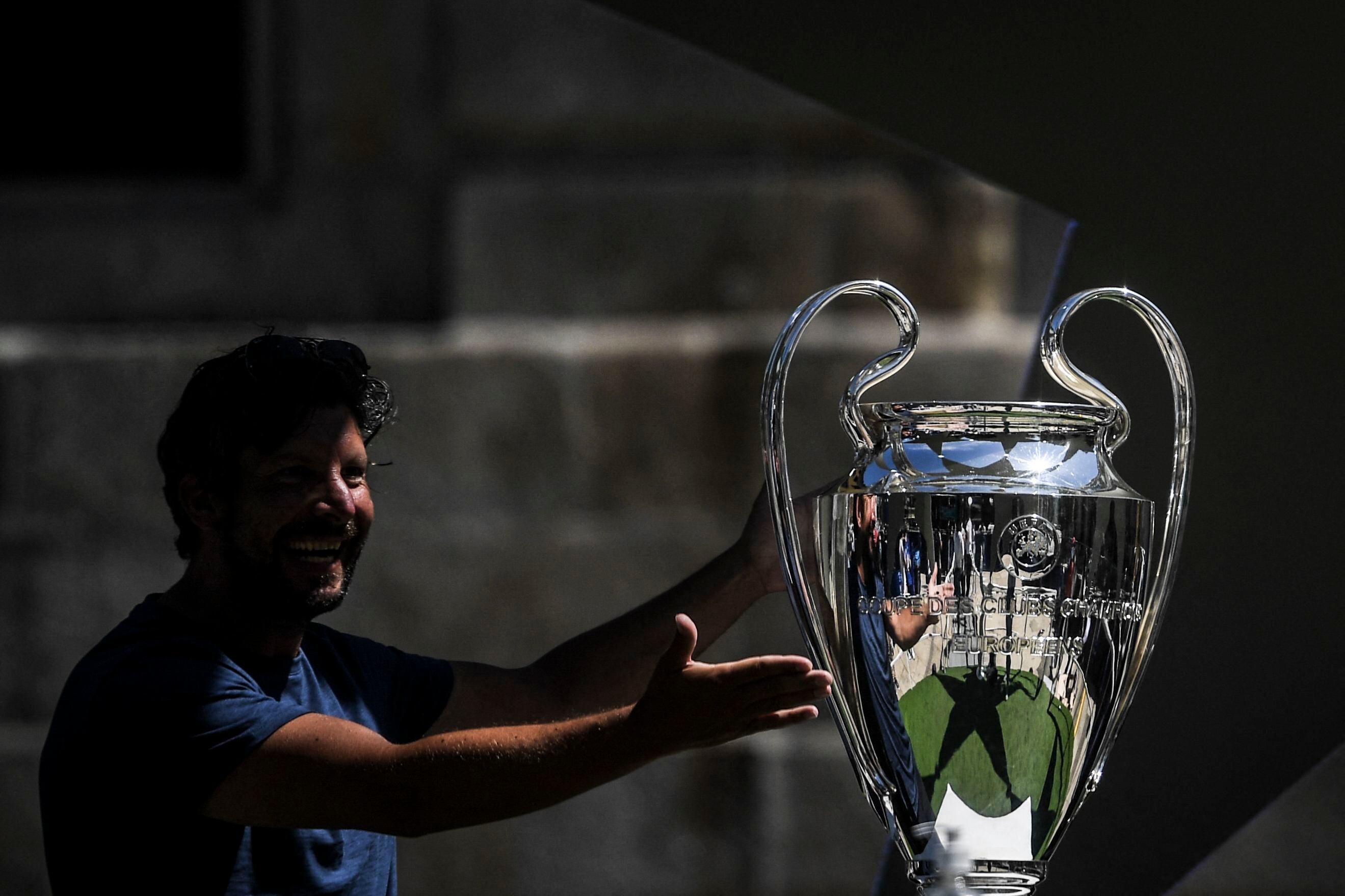 Fan posa con el trofeo de la Champions League