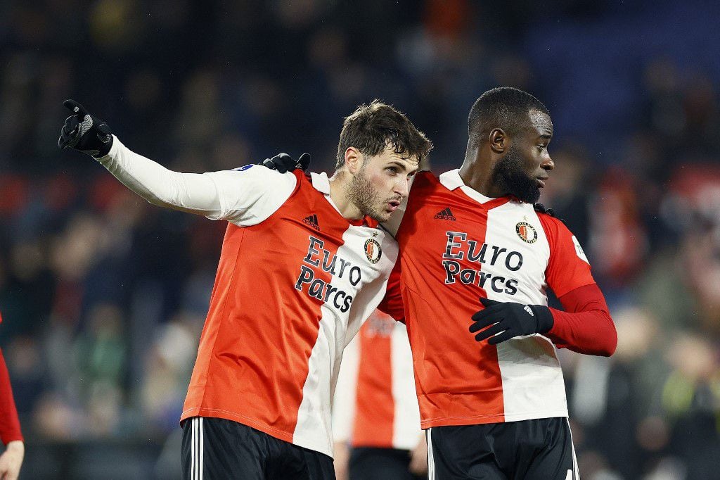 Santiago Giménez y el Feyenoord si instalaron en cuartos de final de la Europa League.