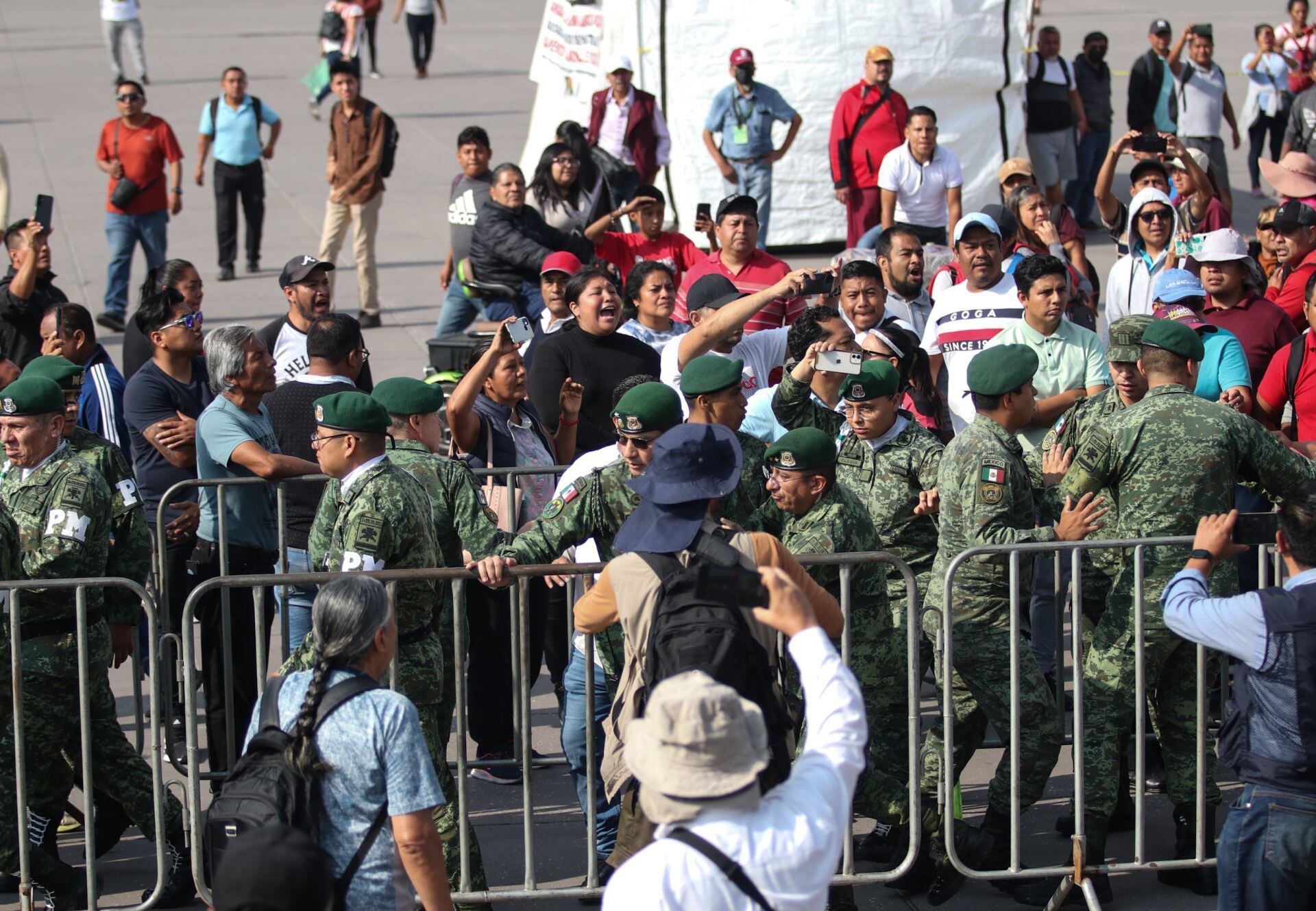 Enfrentamiento de la CNTE contra la Marea Rosa en CDMX 