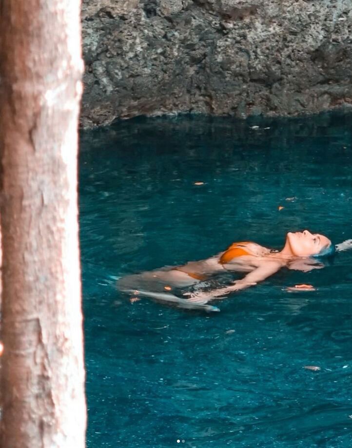 Salma Hayek presume de sus vacaciones en México nadando con un diminuto bikini