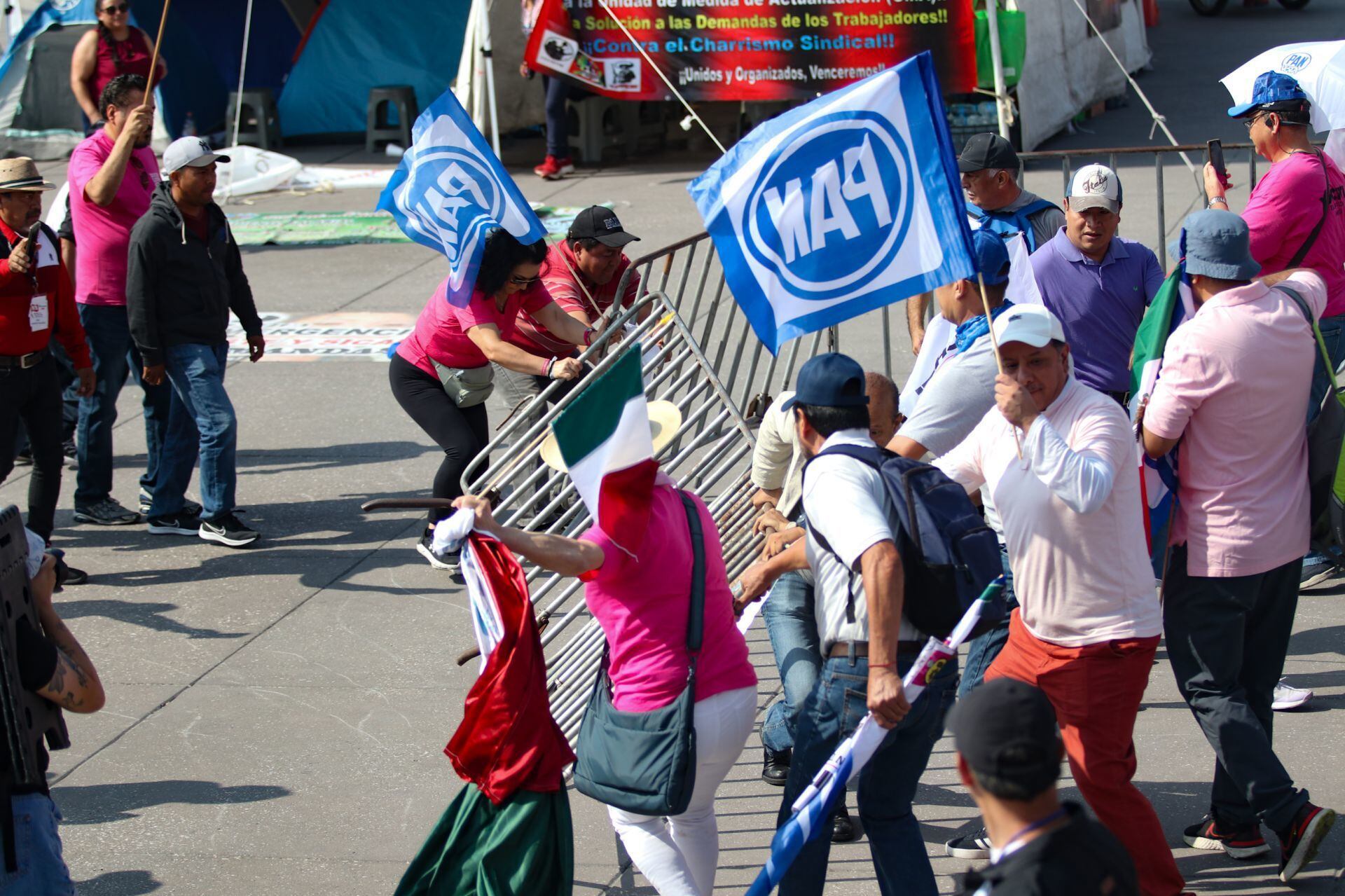 Enfrentamiento de la CNTE contra simpatizantes de la Marea Rosa en el Zócalo