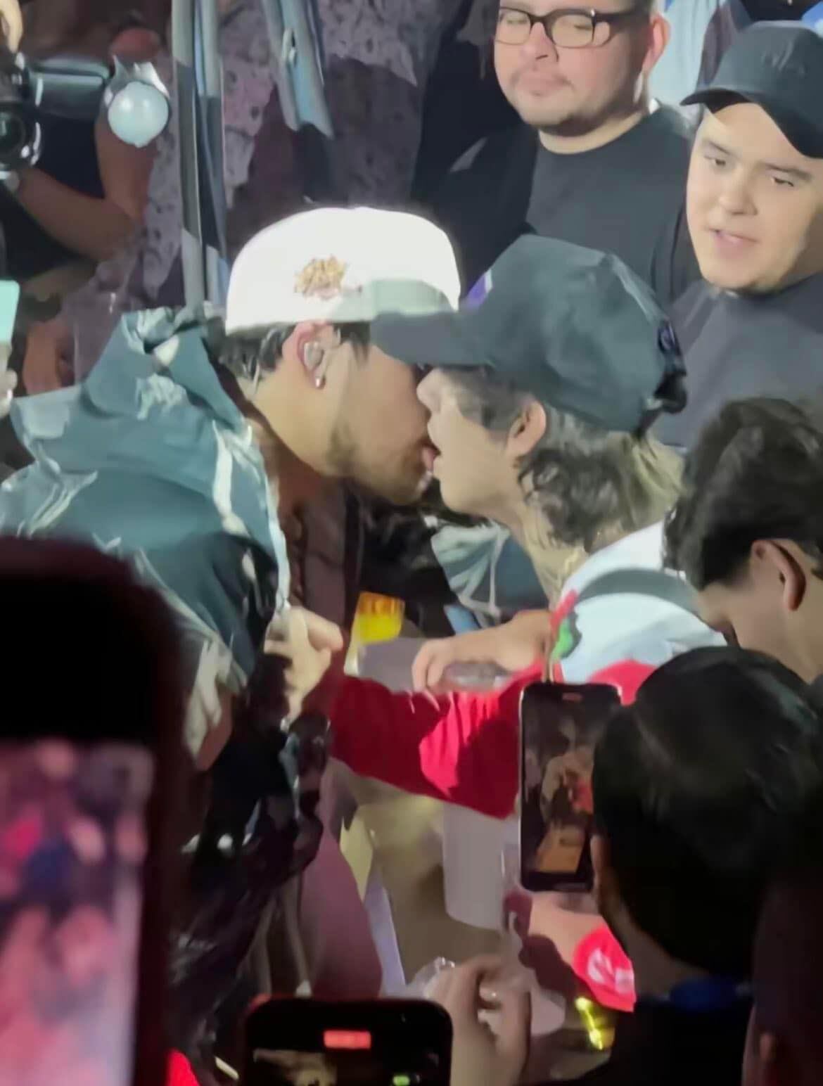 Natanael Cano en supuesto beso con Jesús Ortiz de Fuerza Regida.