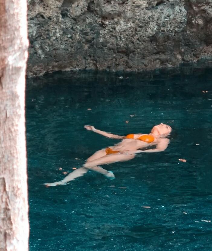 Salma Hayek presume de sus vacaciones en México nadando con un diminuto bikini