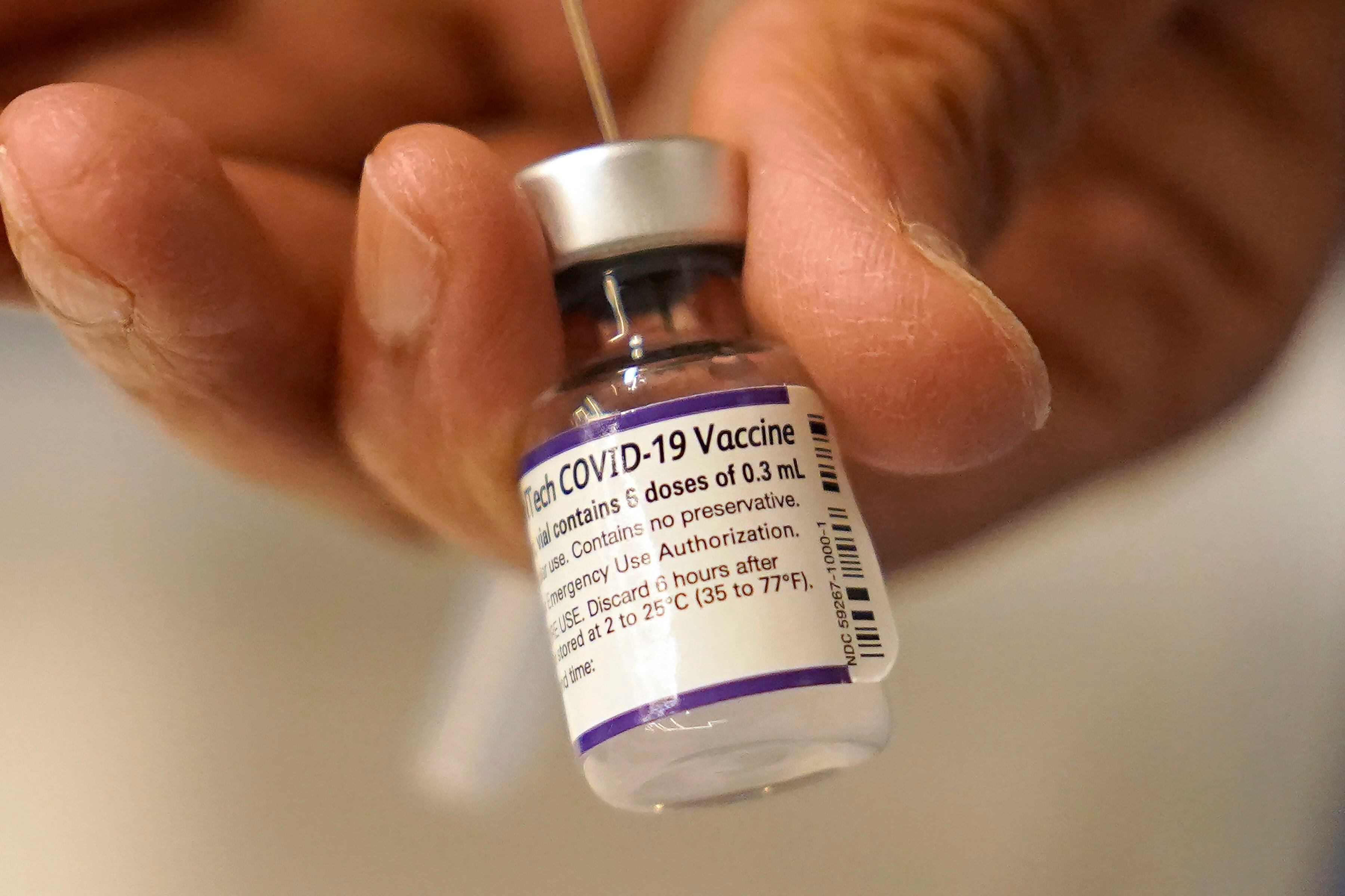 Vacuna Pfizer neutraliza variante omicron con 3 dosis, asegura farmacéutica