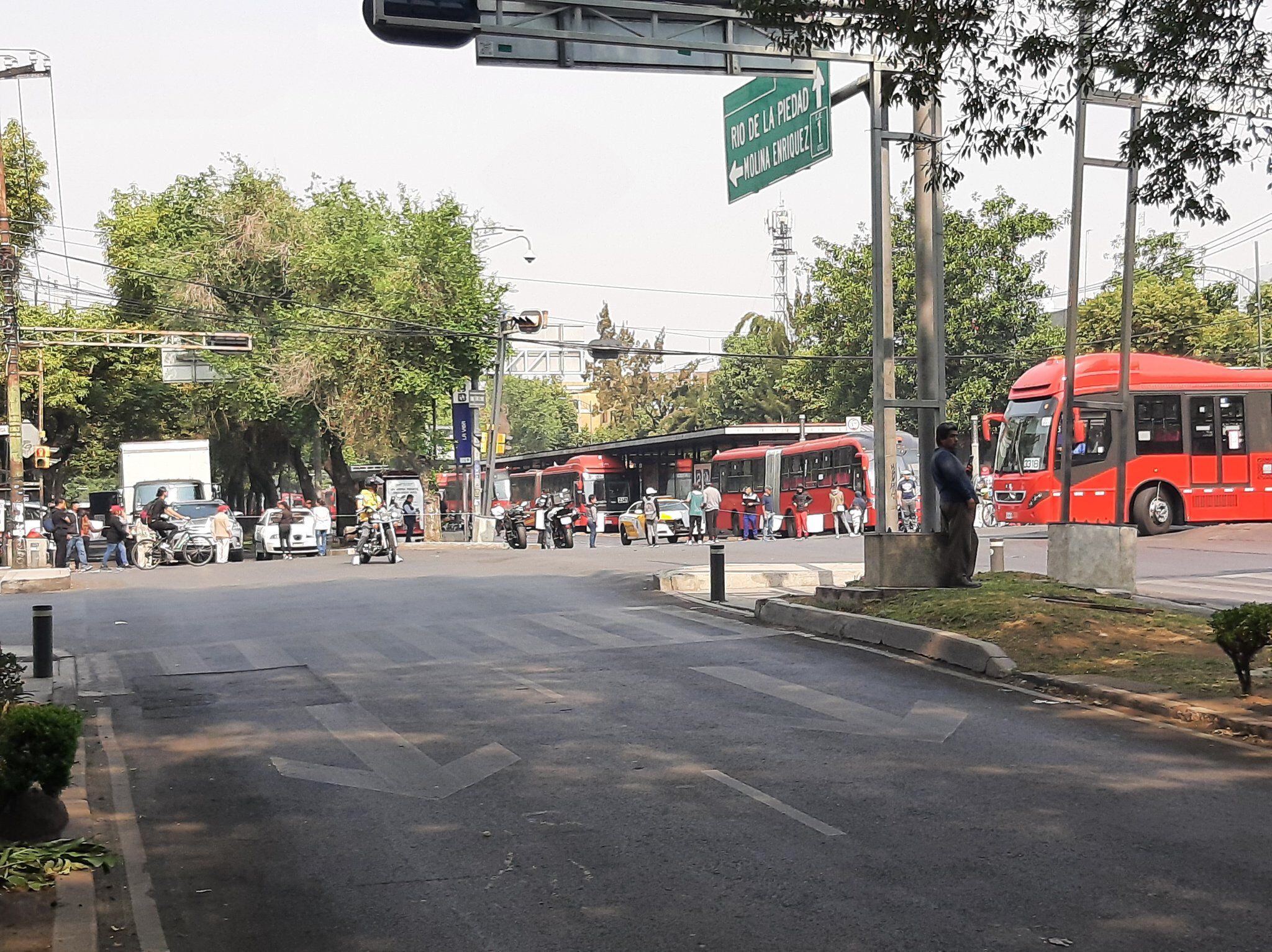 Suspenden servicio del Metrobús de la Línea 2 por bloqueo en Eje 4 Sur