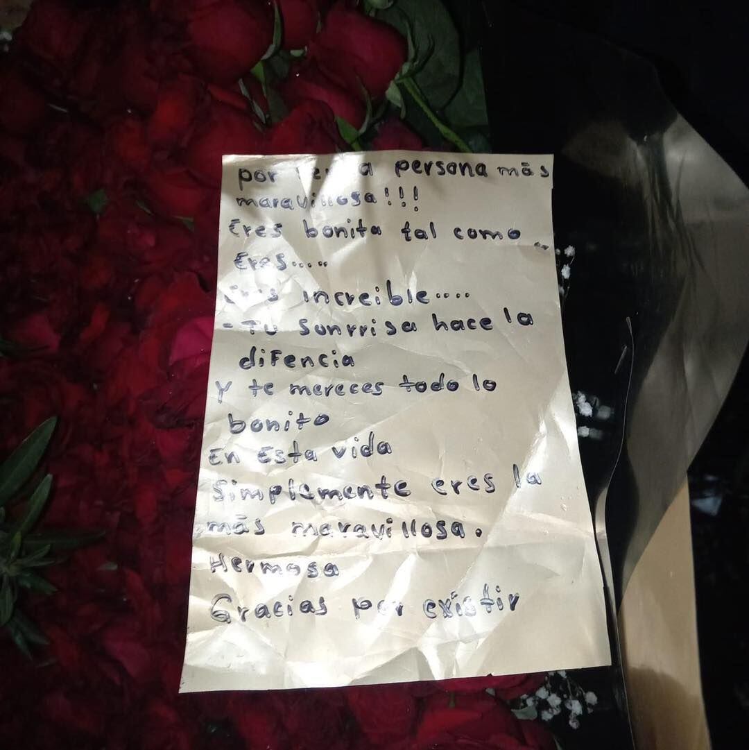 Chofer de Uber exhibe a novia infiel que dejó las flores que le regalaron