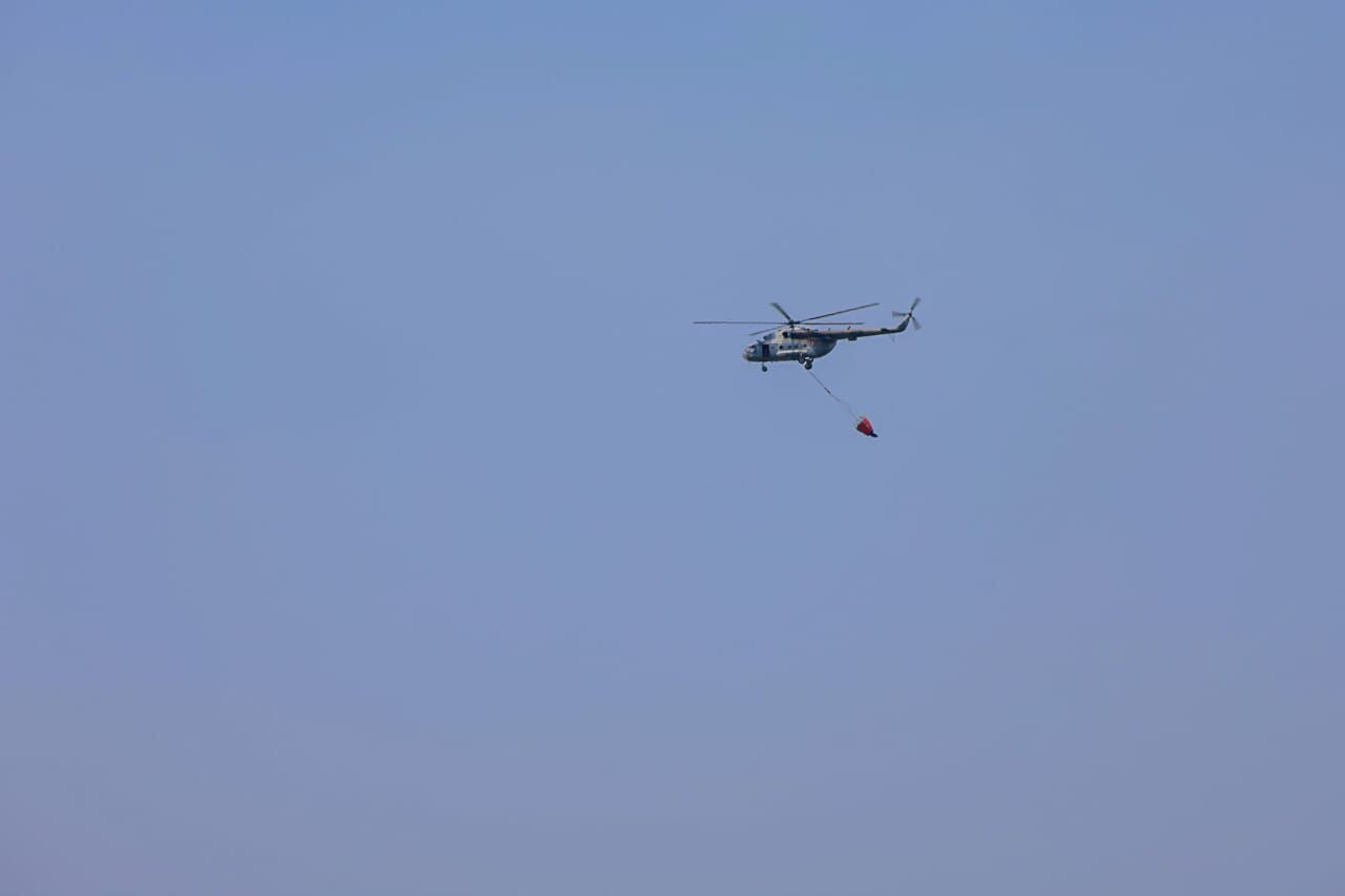 Helicóptero de la Sedena se suma a combate de incendio en El Veladero