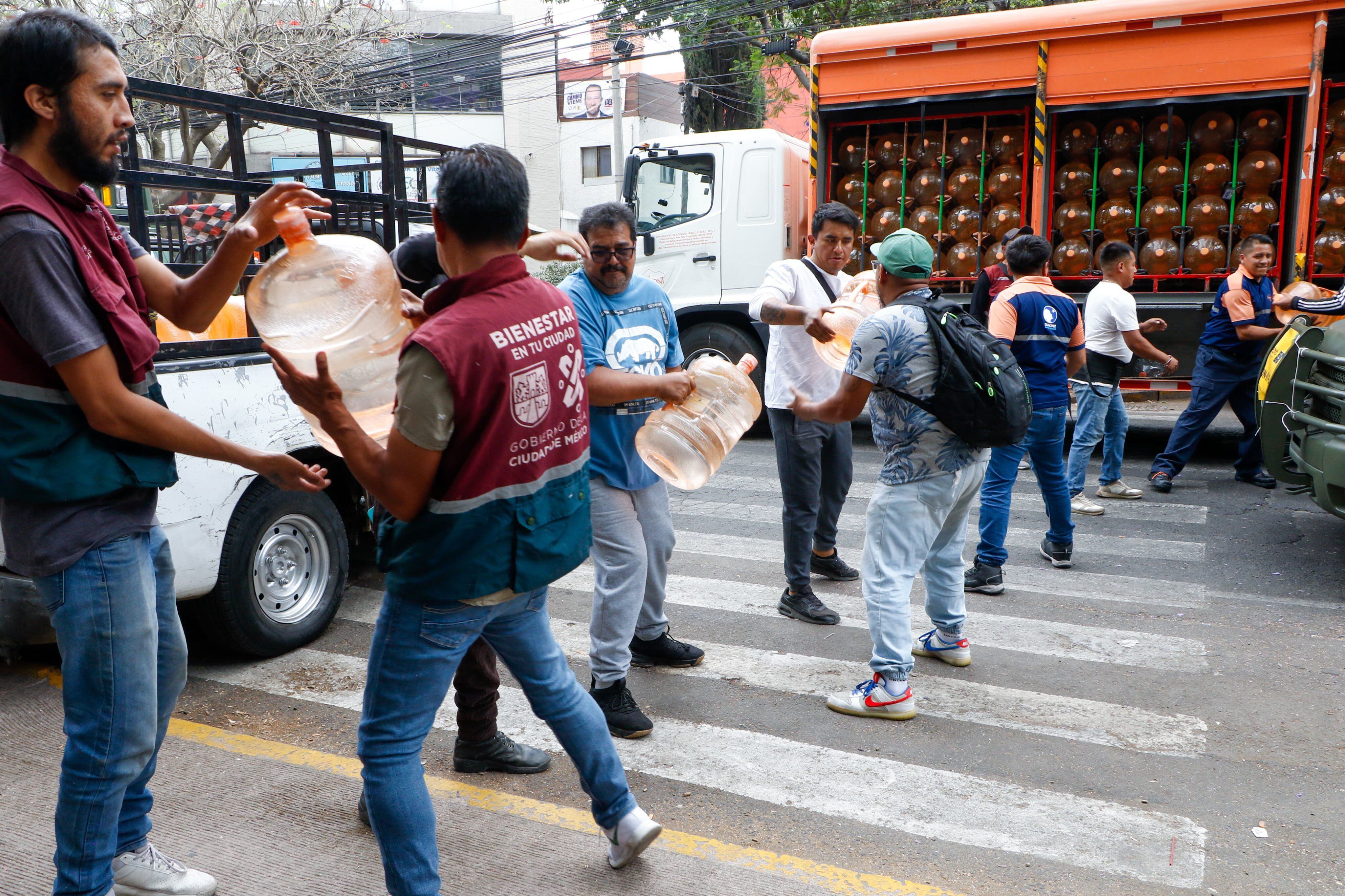 Gobierno de la CDMX entrega garrafones de agua potable gratis en Benito Juárez