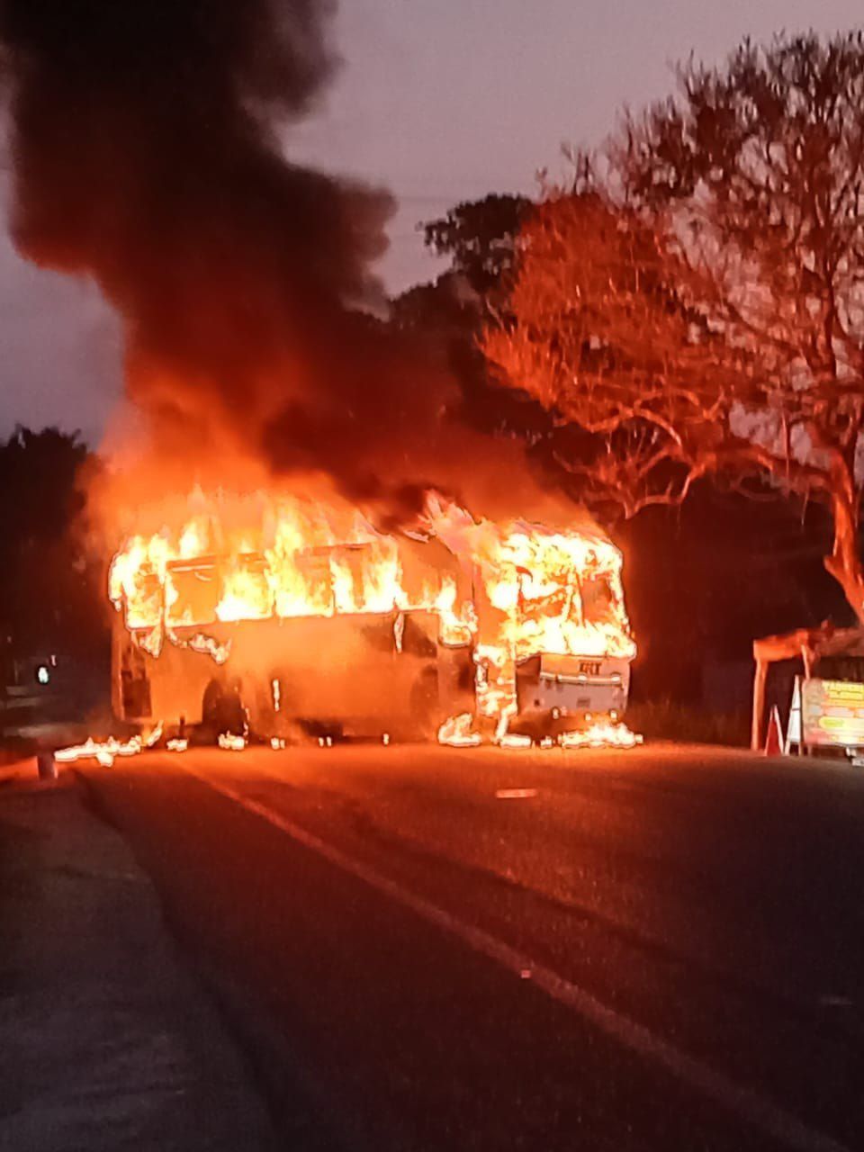 Incendian camión y grúa en Tabasco