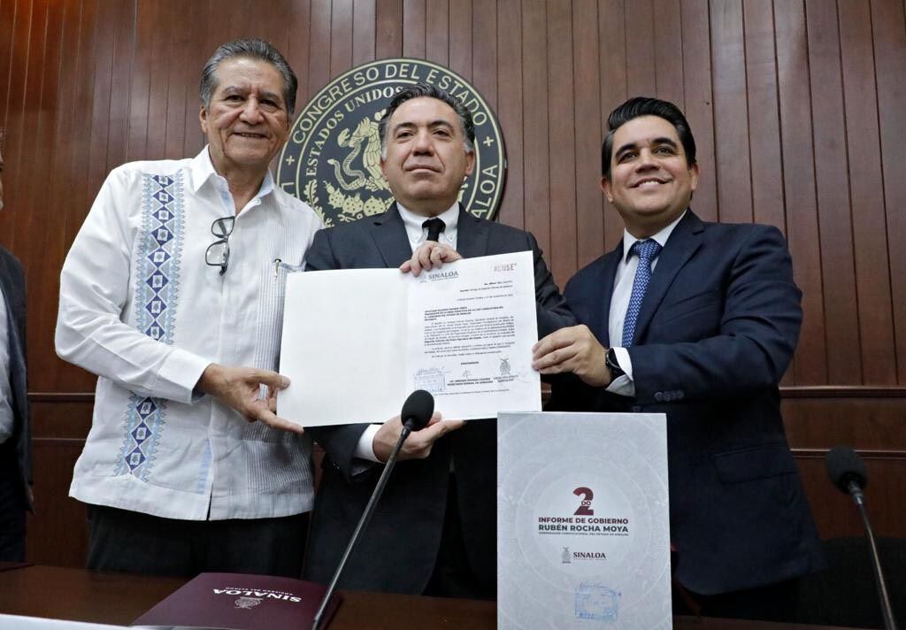 Enrique Inzunza Cazarez entregando el 2do informe de gobierno de Rocha Moya al Congreso