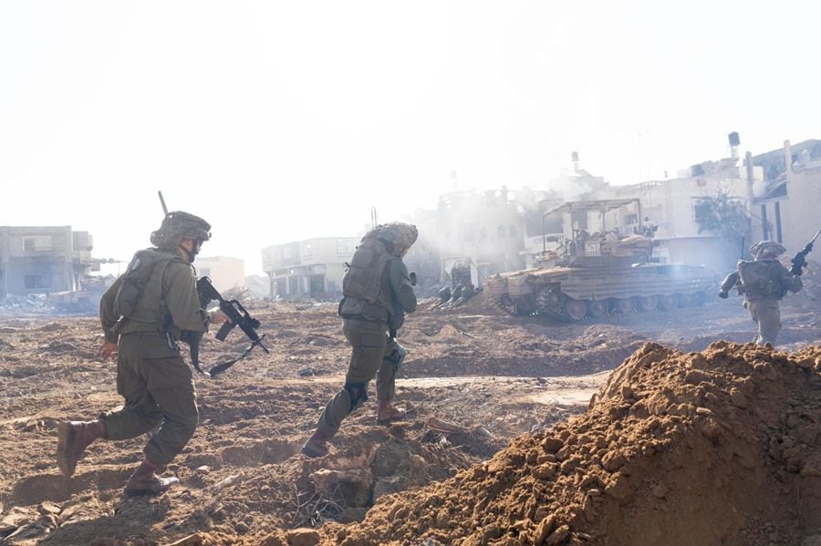El Ejército israelí anunció este martes que ha logrado rodear Jan Yunis, principal ciudad del sur de la Franja de Gaza y uno de los principales bastiones militares del grupo islamista Hamás.