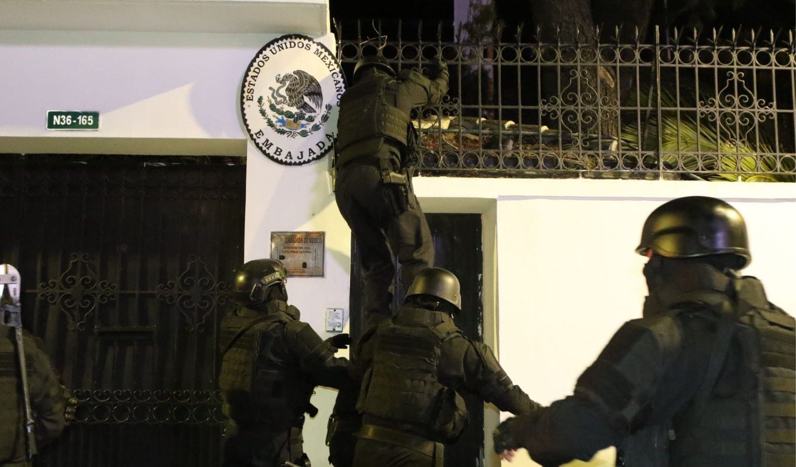 Policía de Ecuador irrumpió la Embajada de México