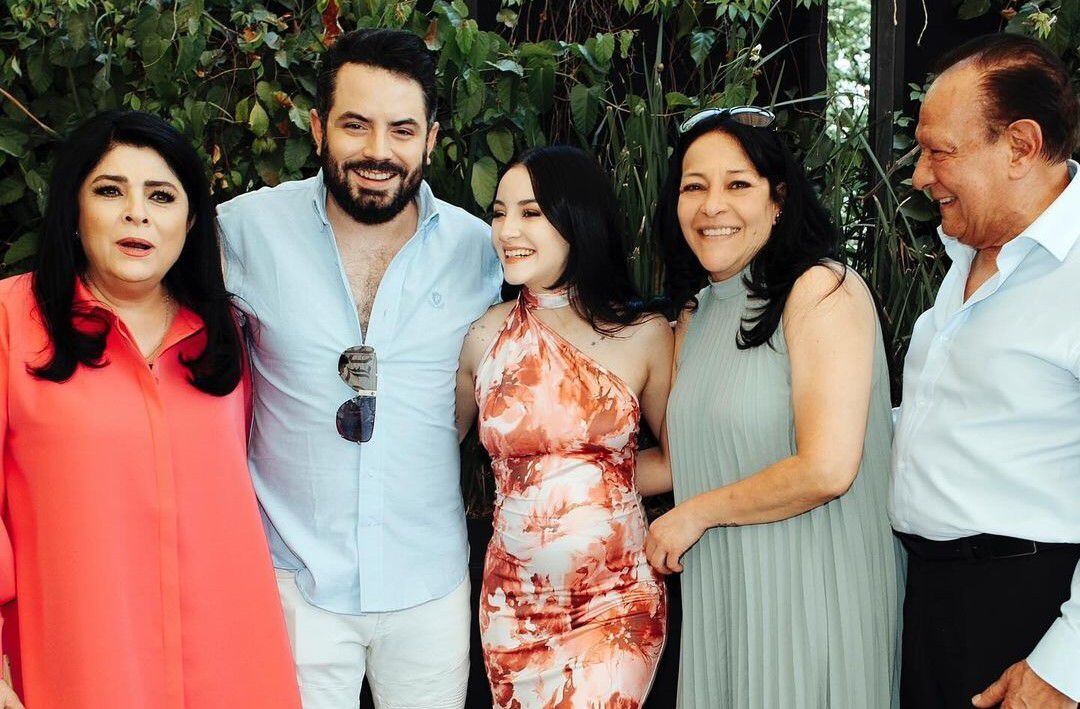 Familia de José Eduardo Derbez y Ana Dalay en su baby shower.