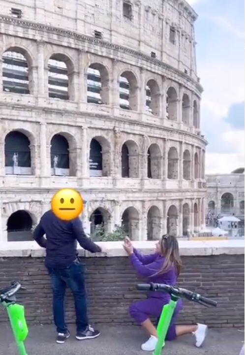 Le pide matrimonio a su novio en el Coliseo de Roma